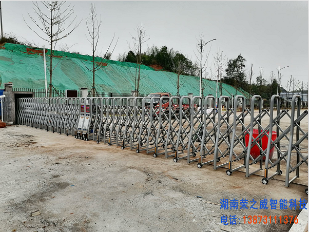 湘潭海泡石新材料科技產(chǎn)業(yè)園對開電動(dòng)伸縮門順利完工
